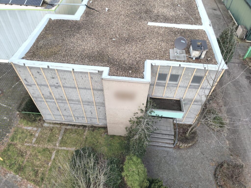 Verwaltungsgebäude eines Wertstoffhofs aus der Luft, energetische Sanierung mit GEG-Nachweis, Heizungs-, PV- und Lüftungskonzept